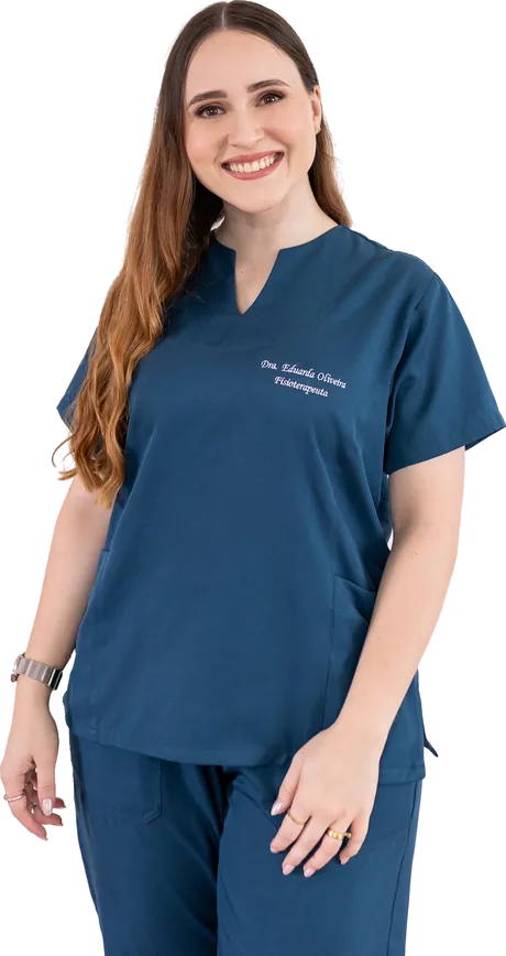 Eduarda, fisioterapeuta, de uniforme azul