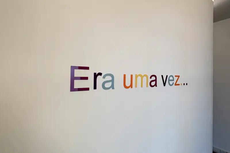 Parede branca com a frase Era uma vez escrita em letras coloridas