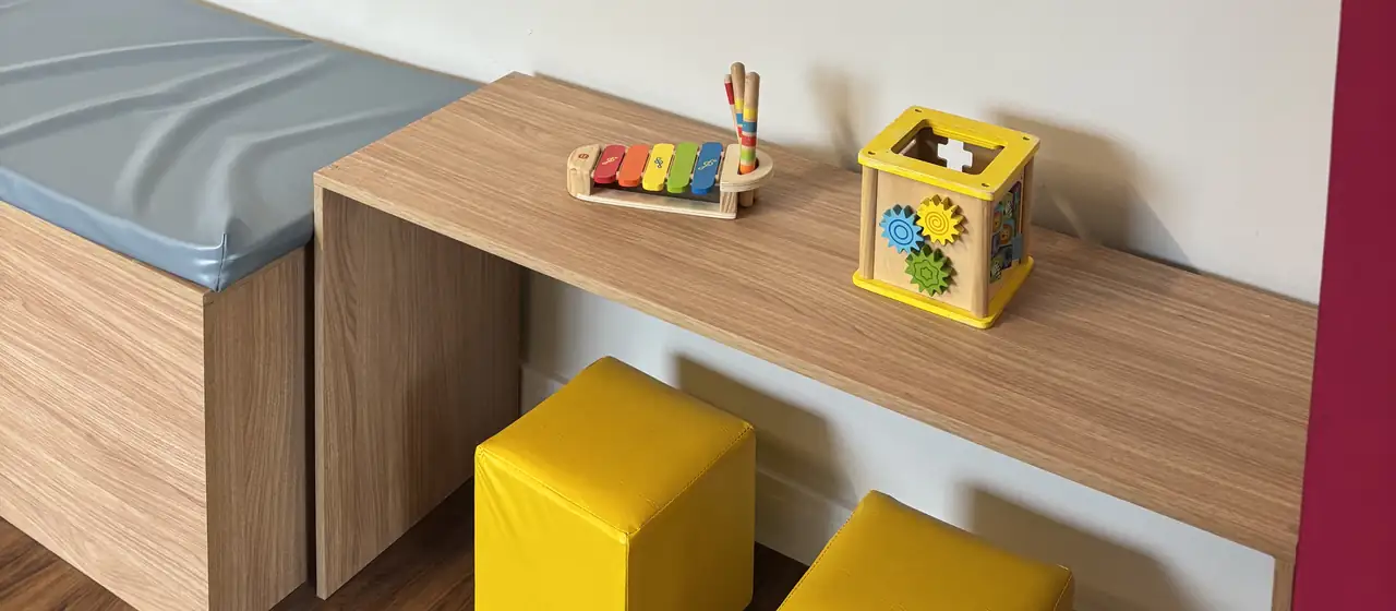 Mesa de atendimento com brinquedos e materiais de avaliação